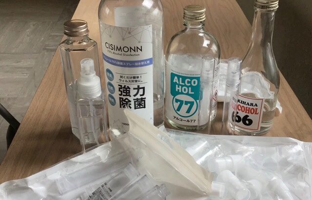 消毒用アルコールとスプレーボトルを子どもたちに配布しました